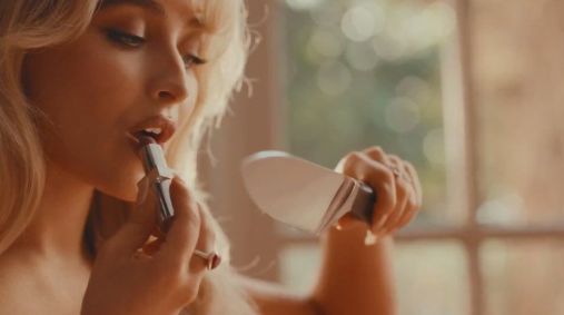 Sabrina Carpenter lançou teaser do clipe de "Tease" na quarta-feira (21)