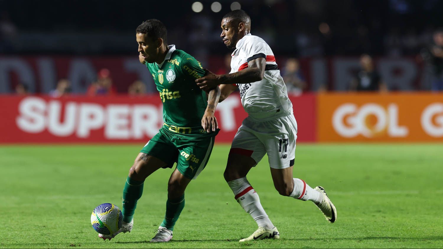 Marcos Rocha e André Silva disputam bola em jogo do Brasileirão