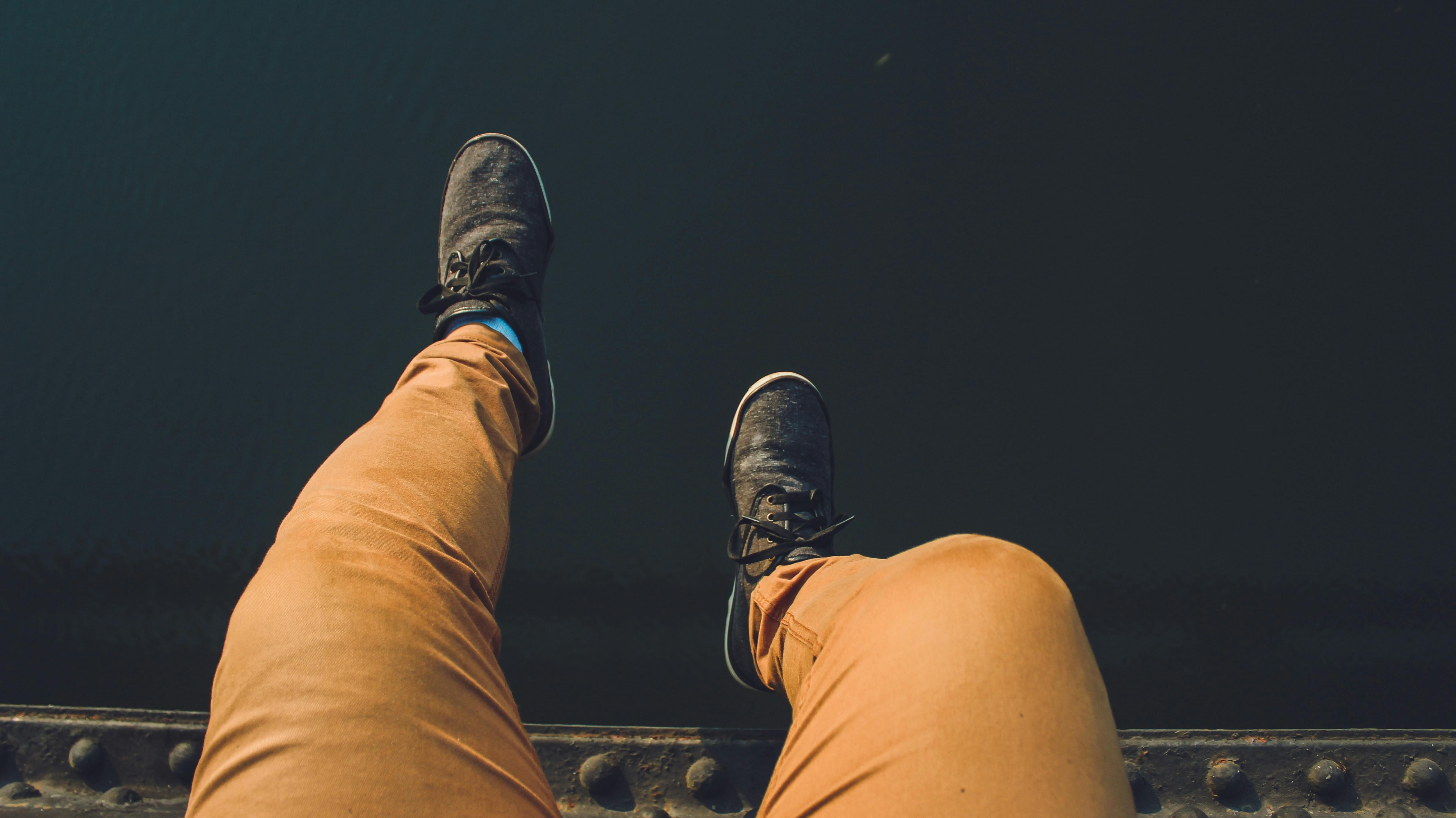 Algumas marcas oferecem a opção de personalizar sapatos e tênis, adicionando um toque único ao presente / Pexels