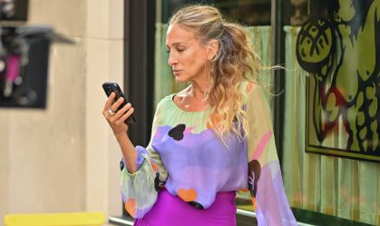Sarah Jessica Parker resgata look usado por Carrie Bradshaw há mais de 20 anos