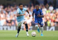 Savinho deixa o campo machucado em vitória do Manchester City sobre o Chelsea