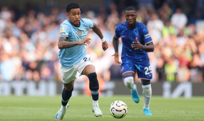 Savinho deixa o campo machucado em vitória do Manchester City sobre o Chelsea