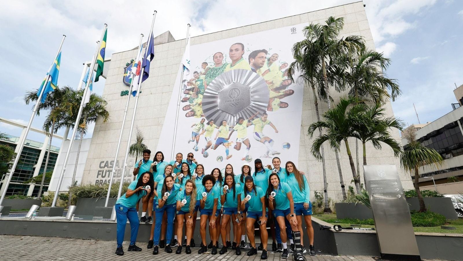 Seleção feminina recebeu homenagem da CBF por medalha de prata em Paris
