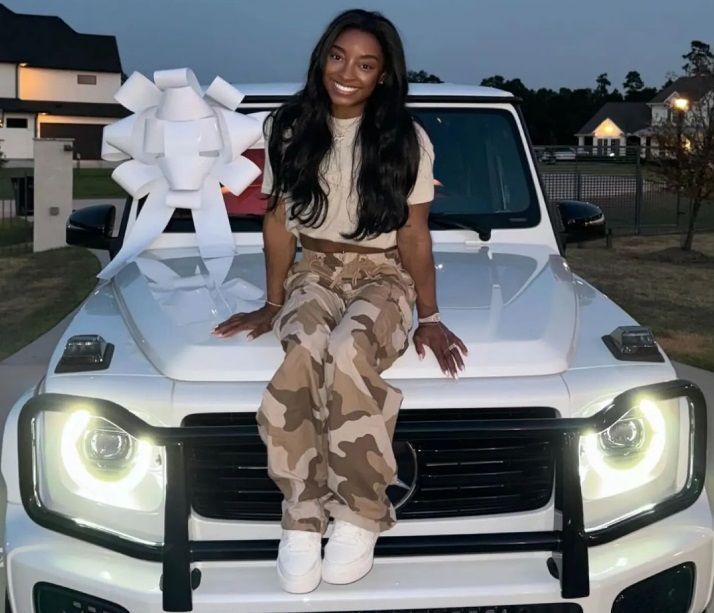 Simone Biles em cima do seu novo carro • Reprodução/Instagram