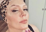 Simony exibe o comprimento de seu cabelo após passar por tratamento de câncer