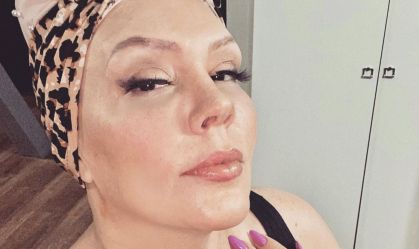 Simony exibe o comprimento de seu cabelo após passar por tratamento de câncer