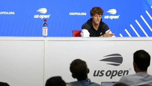 O número 1 do mundo, Jannik Sinner, fala à mídia na sexta-feira antes do US Open de 2024