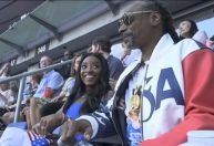 Paris 2024: ao lado de Snoop Dogg, Simone Biles acompanha prova de atletismo