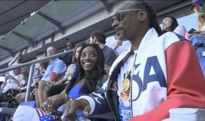 Paris 2024: ao lado de Snoop Dogg, Simone Biles acompanha prova de atletismo