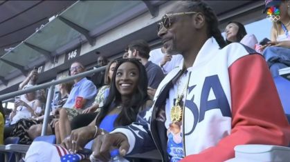 Snoop Dogg e Simone Biles assistem competição de atletismo em Paris