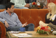 "Friends": réplica do sofá e roupas utilizadas por atores vão a leilão