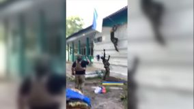 Soldados levantam a bandeira da Ucrânia em Guevo, região de Kursk, Rússia.
