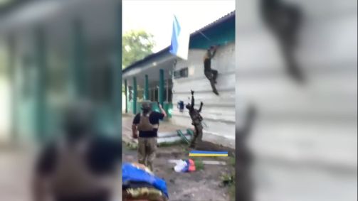 Soldados levantam a bandeira da Ucrânia em Guevo, região de Kursk, Rússia.