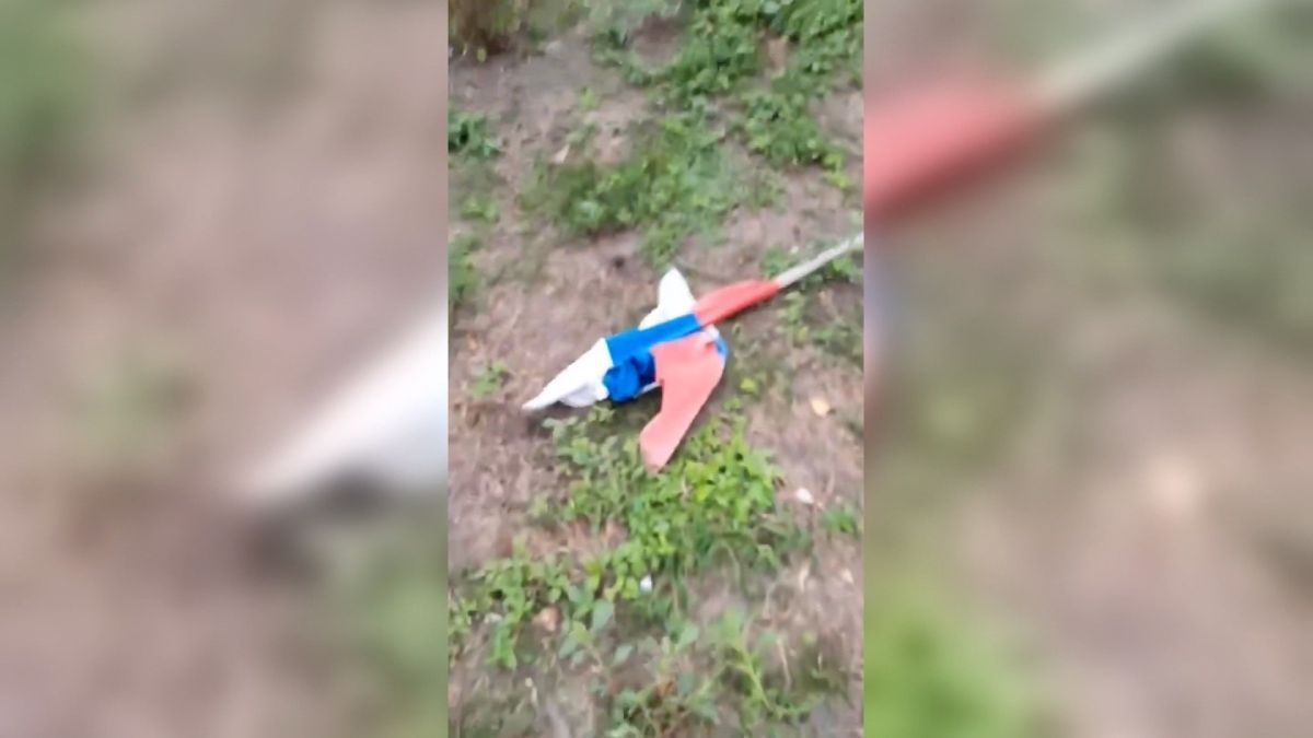 A bandeira russa no chão em Sverdlikovo, região de Kursk, Rússia. / Redes sociais