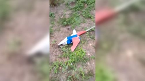 A bandeira russa no chão em Sverdlikovo, região de Kursk, Rússia.