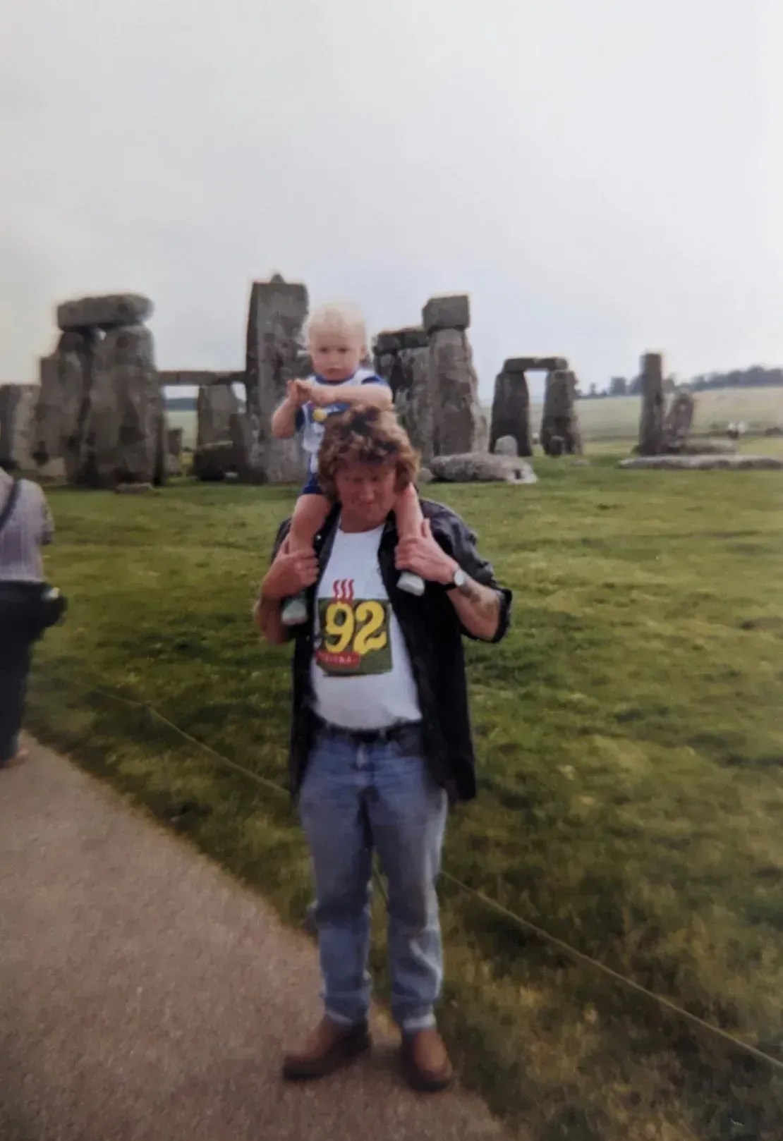 Anthony Clarke em visita a Stonehenge com seu pai quando ele tinha apenas um ano de idade, em 1998 / Courtesy Anthony Clarke/Curtin University