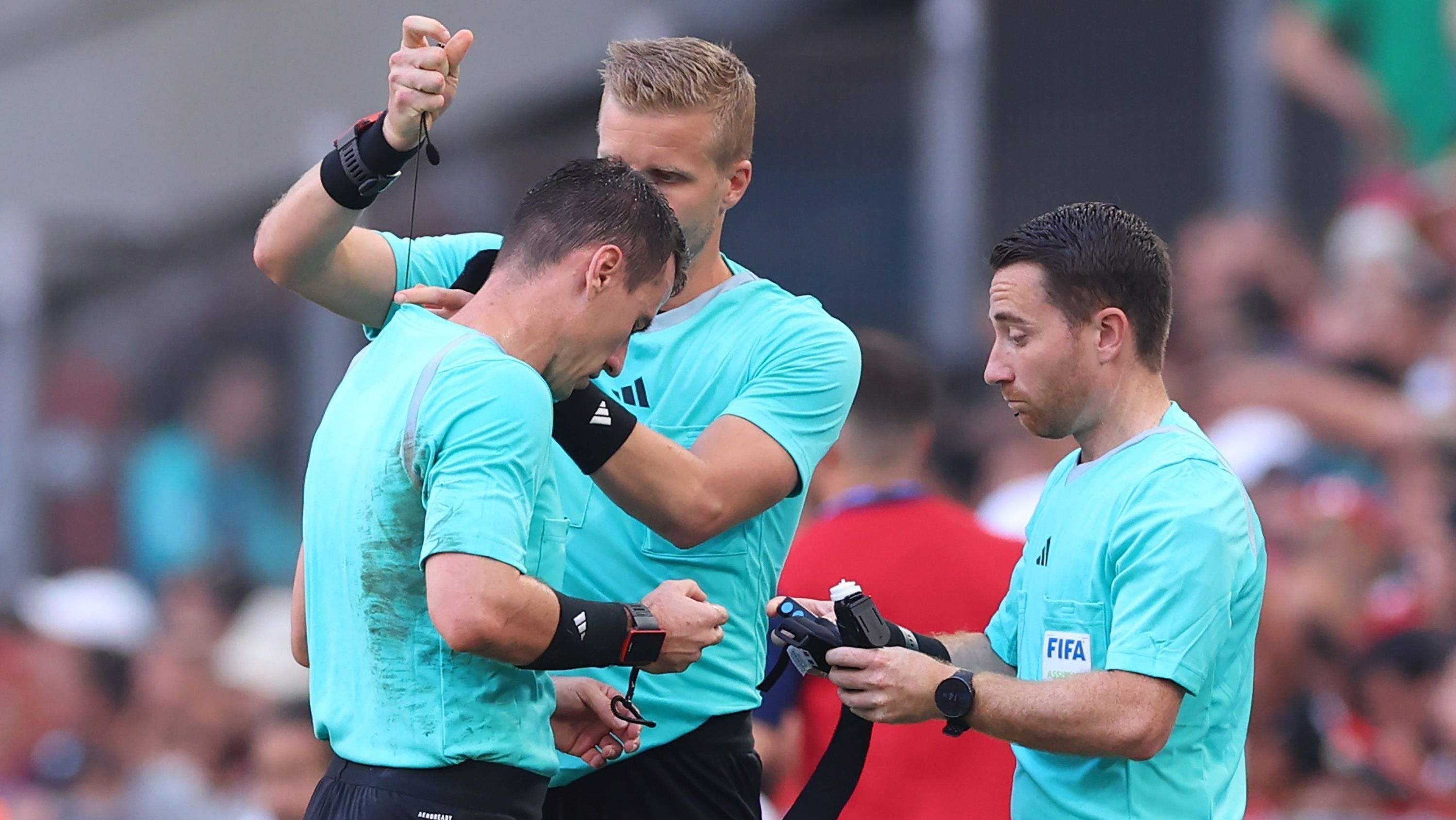 Árbitro sendo substituído no jogo entre Espanha e Marrocos / Foto: Alex Livesey/Getty Images