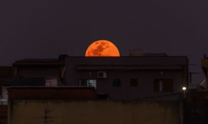 Por que a Lua fica da cor laranja de vez em quando?