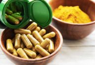 Suplementos com cúrcuma e chá verde podem causar riscos ao fígado; entenda