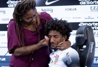 Talles Magno se emociona em apresentação no Corinthians e é consolado pela mãe