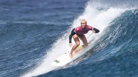 Tati Weston-Webb durante semifinal do surfe no Taiti