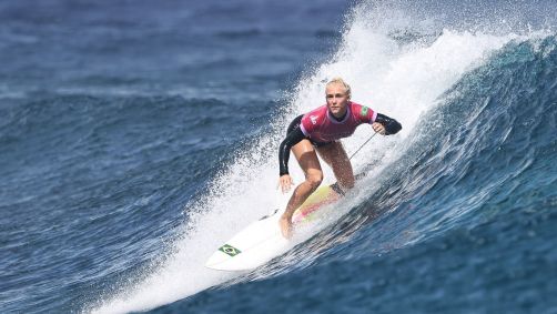 Tati Weston-Webb durante semifinal do surfe no Taiti