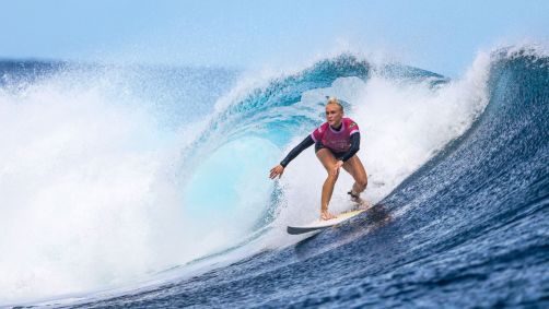 Tati Weston-Webb durante semifinal do surfe no Taiti