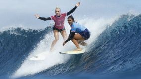 Tatiana Weston-Webb (de rosa) vence a costarriquenha Brisa Henessy (de azul) na semifinal do surfe