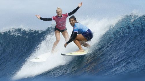 Tatiana Weston-Webb (de rosa) vence a costarriquenha Brisa Henessy (de azul) na semifinal do surfe