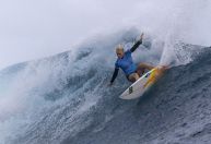 Tati Weston-Webb é prata no surfe após derrota para americana na final