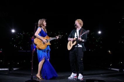 Taylor Swift e Ed Sheeran durante show em Londres