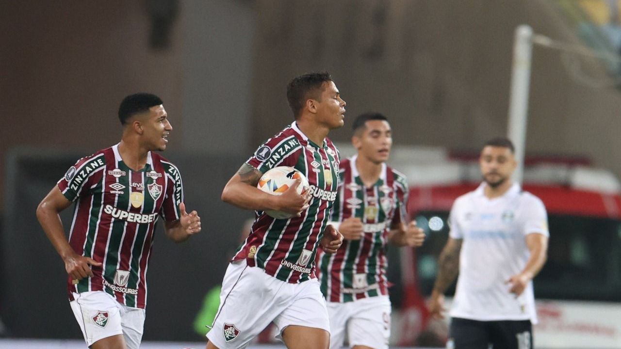 Thiago Silva comemora gol contra o Grêmio