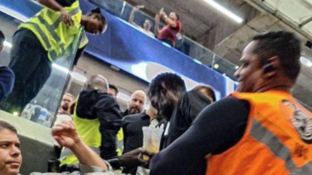 Torcedor do Atlético-MG foi retirado de jogo na Arena MRV