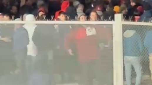 Torcedor do Nacional-URU faz gestos racistas em direção à torcida do São Paulo em jogo pela Libertadores