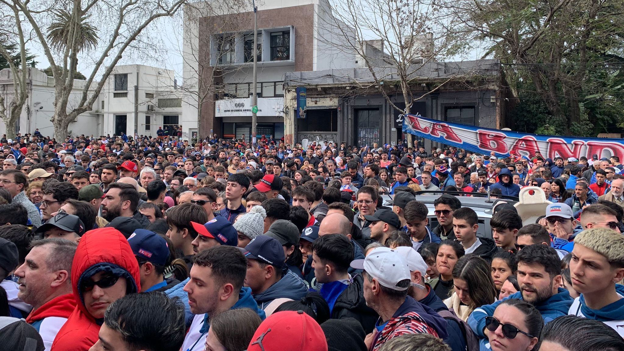 Torcedores do Nacional se aglomeram na porta da sede do clube para o velório de Izquierdo