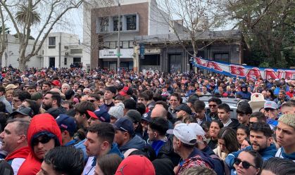 Izquierdo: velório reúne milhares de torcedores e personalidades do futebol