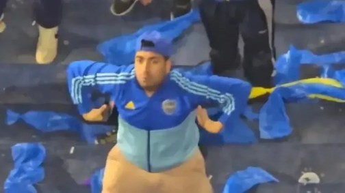 Torcedor do Boca Juniors imitou um macaco na direção dos cruzeirenses na Bombonera