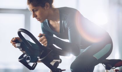 Determined female athlete on a exercising class in a health club.