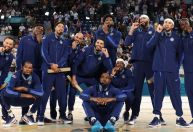 Basquete dos EUA provoca homem mais rápido do mundo após ouro em Paris