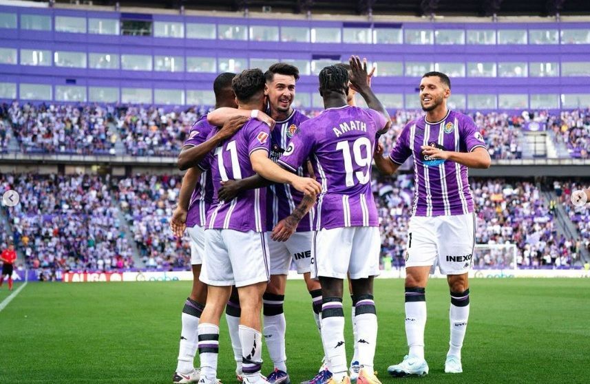 Jogadores do Valladolid celebram a vitória sobre o Espanyol