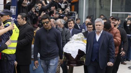 Diego Polenta e Alejandro Balbis, capitão e presidente do Nacional-URU, carregam o caixão de Juan Izquierdo