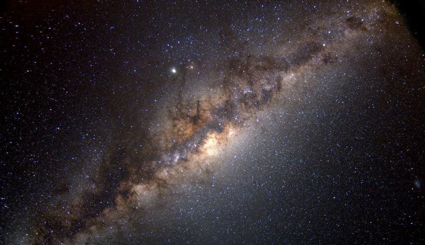Apesar de os astrônomos estimarem que existam até 400 bilhões de estrelas na Via Láctea, incluindo gigantes vermelhas e anãs marrons, é impossível determinar o número exato. / Crédito: Nasa