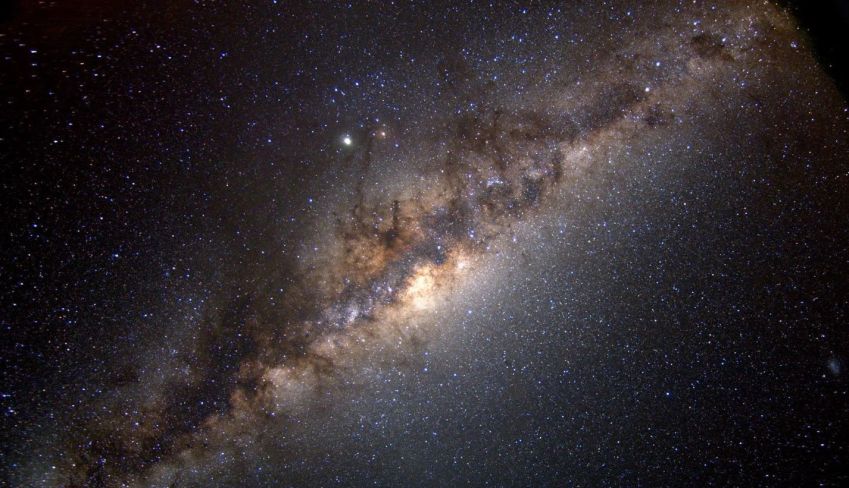 Apesar de os astrônomos estimarem que existam até 400 bilhões de estrelas na Via Láctea, incluindo gigantes vermelhas e anãs marrons, é impossível determinar o número exato. / Crédito: Nasa