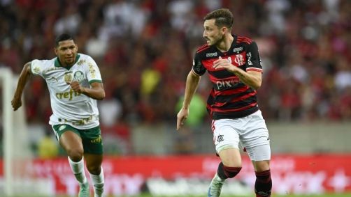 Matías Viña sofreu lesão no joelho direito na partida entre Flamengo e Palmeiras