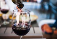 Beber vinho faz bem para a saúde? Veja o que especialistas dizem