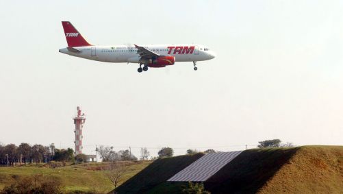 Avião da extinta TAM em procedimento de pouso no aeroporto de Viracopos, em Campinas (SP)