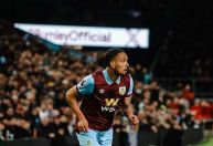 Botafogo e Burnley avançam em acordo, e Vitinho é aguardado no Rio
