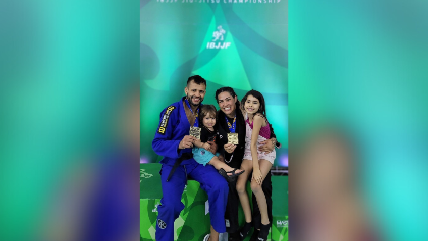 Campeã mundial no Master 1 absoluto Carina Santi, com marido e filhos. Reprodução/ Arquivo pessoal