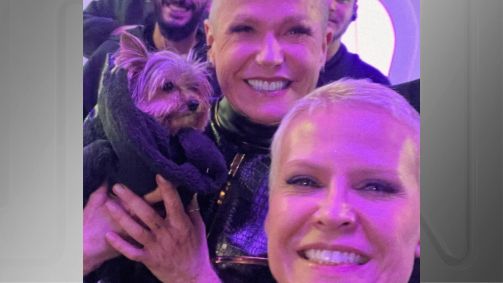 Xuxa aparece ao lado de sósia em gravação de comercial