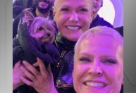 Xuxa aparece ao lado de sósia em bastidores de gravação; veja